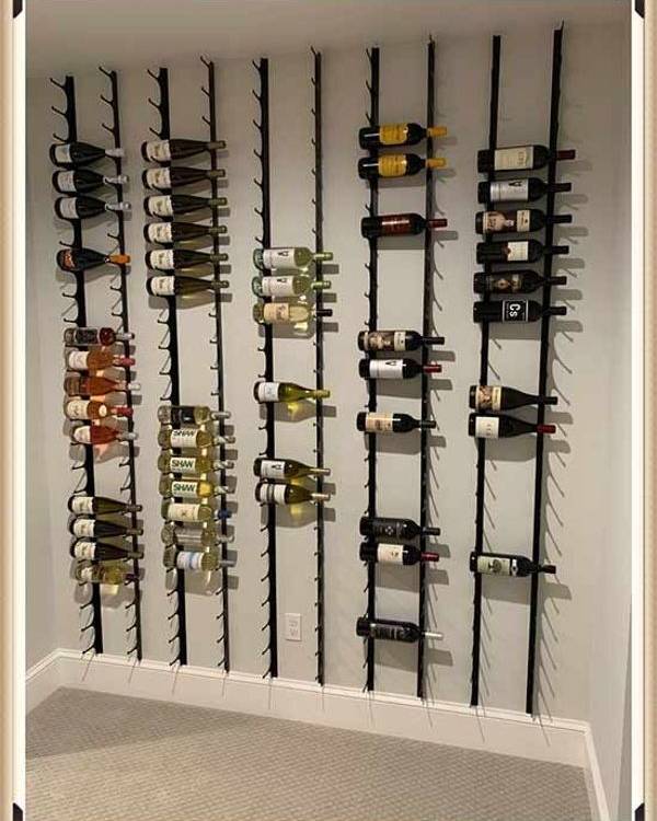Một hầm rượu được cất giữ trên bức tường này