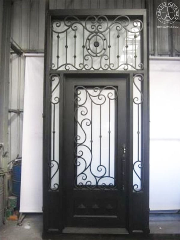 Mẫu cổng sắt với khung bông gió cao thoáng mát Mẫu cổng sắt với khung bông gió cao thoáng mát