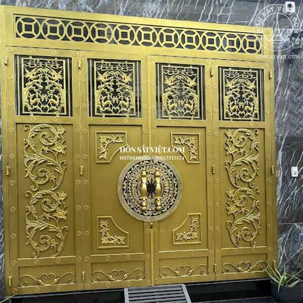 Cổng sắt màu vàng đồng sang trọng, nổi bật
