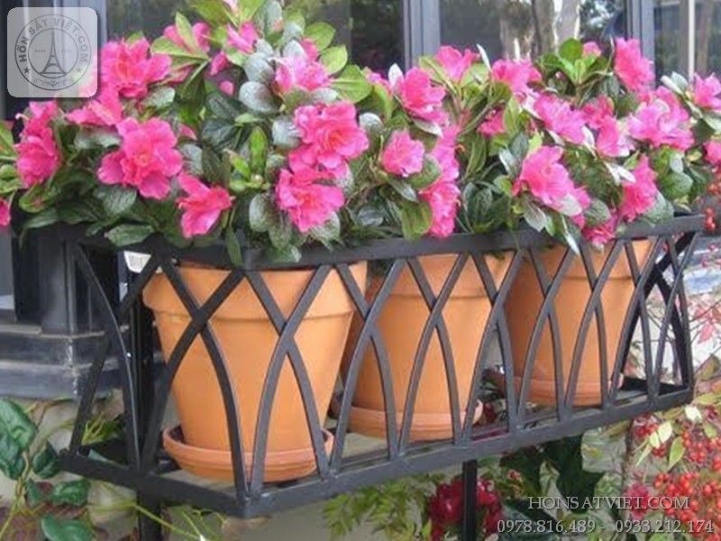 Giá sắt trồng hoa với họa tiết hoa văn độc đáo Giá sắt trồng hoa với họa tiết hoa văn độc đáo