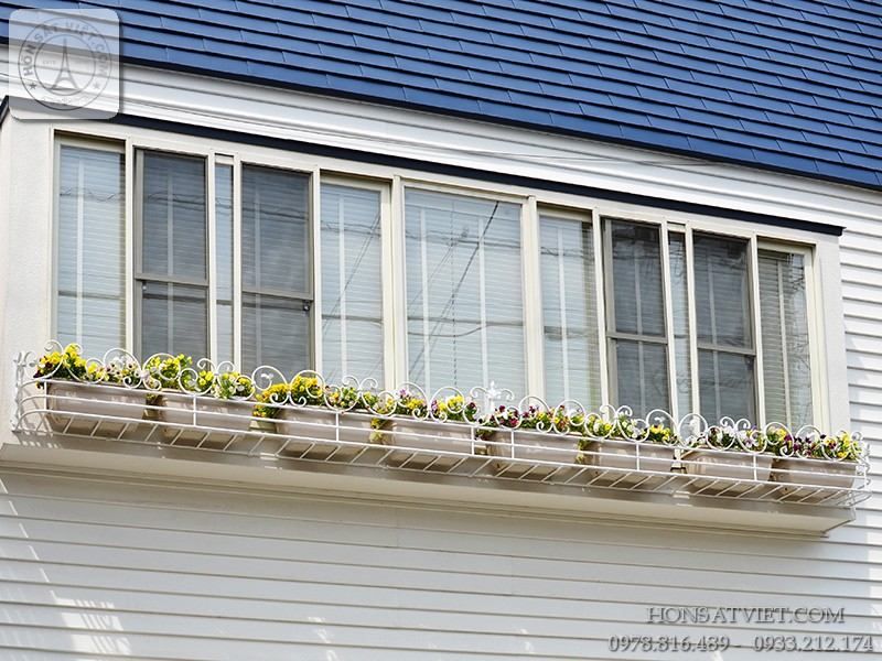 Hình ảnh kệ sắt treo ban công được lắp đặt với chậu cây, mang đến vẻ đẹp tinh tế cho không gian sống. Hình ảnh kệ sắt treo ban công được lắp đặt với chậu cây, mang đến vẻ đẹp tinh tế cho không gian sống.