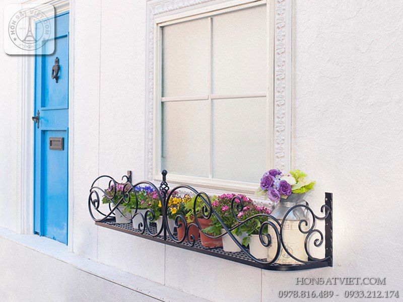 Giỏ hoa treo ban công lắp đặt dễ dàng, phù hợp với nhiều loại lan can và không gian. Giỏ hoa treo ban công lắp đặt dễ dàng, phù hợp với nhiều loại lan can và không gian.