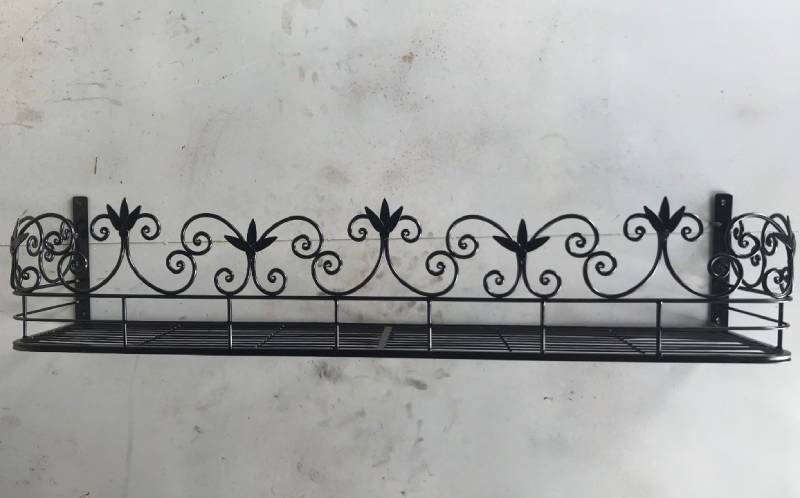 Mẫu khung sắt treo chậu hoa gắn dưới cửa sổ thông dụng