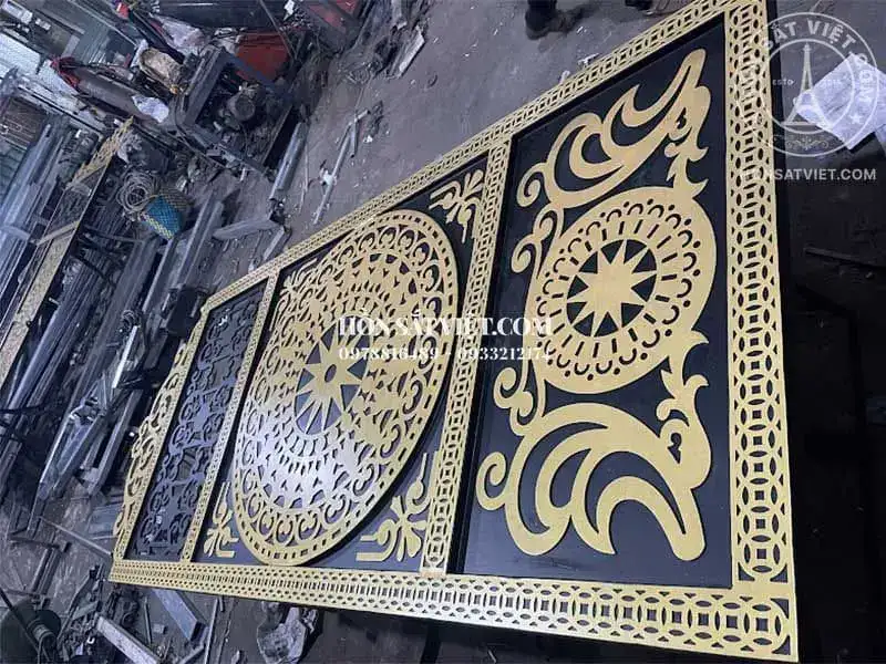 Cận cảnh thiết kế cổng CNC 2 cánh với họa tiết hoa văn tinh xảo, phù hợp biệt thự, nhà phố Cận cảnh thiết kế cổng CNC 2 cánh với họa tiết hoa văn tinh xảo, phù hợp biệt thự, nhà phố