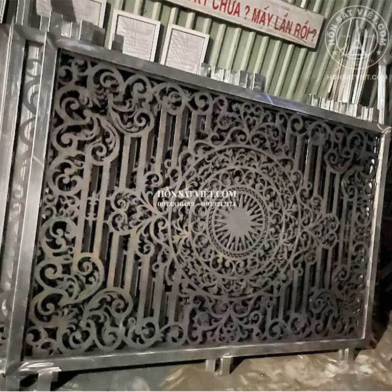 Cận cảnh họa tiết hoa văn sắc nét trên hàng rào CNC sản xuất tại xưởng