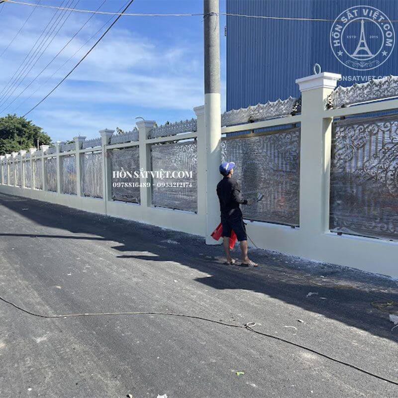 Đội ngũ kỹ thuật đang kiểm tra và hoàn thiện lắp đặt hàng rào CNC tại Long Xuyên cho nhà máy.