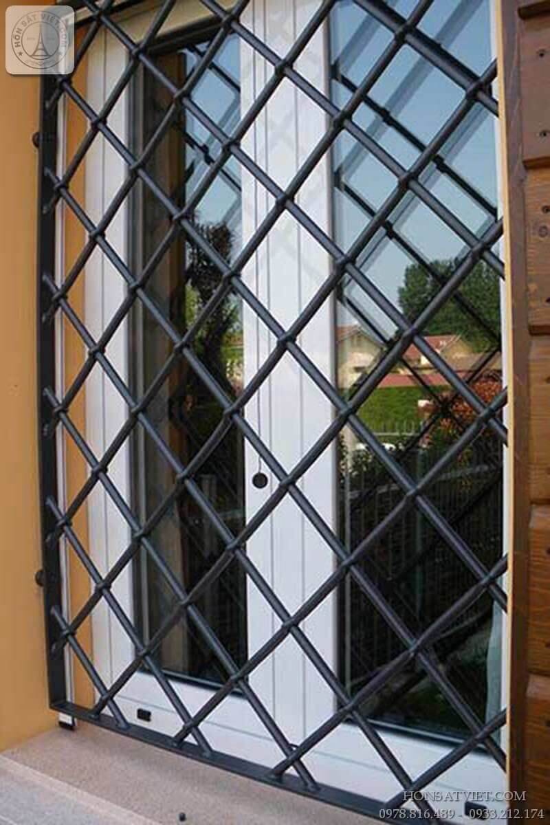 Song sắt cửa sổ đơn giản dạng lưới tận dụng ánh sáng tự nhiên