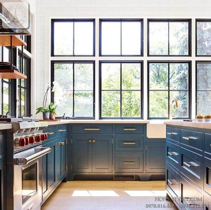 Kết hợp kính cường lực hiện đại không gian trở nên thoáng mát