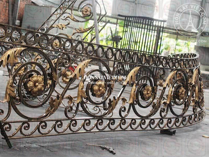 Mẫu lan can cầu thang sắt đẹp kết nối hài hòa các tầng trong biệt thự