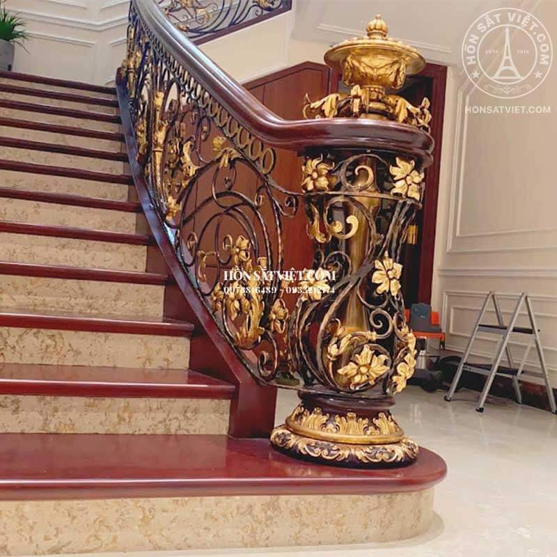 Chi tiết lan can cầu thang được hoàn thiện tỉ mỉ