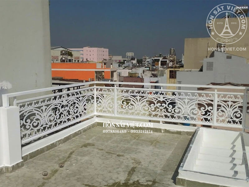 Lan can cầu thang sắt tạo cảm giác rộng và thông thoáng cho không gian