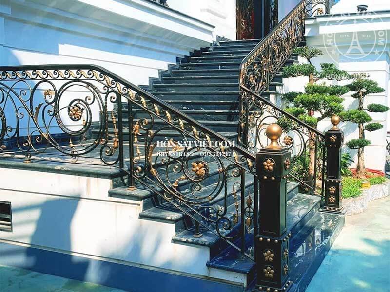 Hình ảnh thực tế mẫu lan can cầu thang hoa văn sắt đẹp
