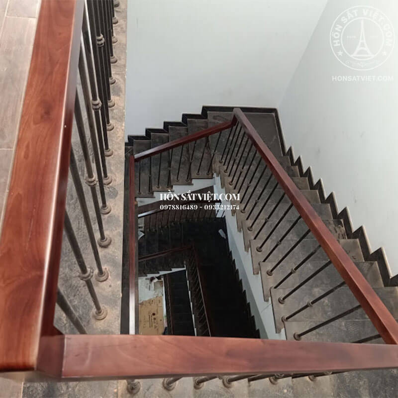 Lan can cầu thang sắt phối gỗ tự nhiên