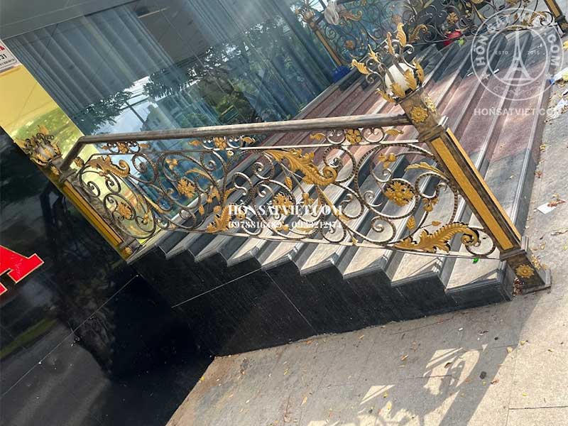 Lan can cầu thang sắt mỹ thuật hoa văn tinh xảo