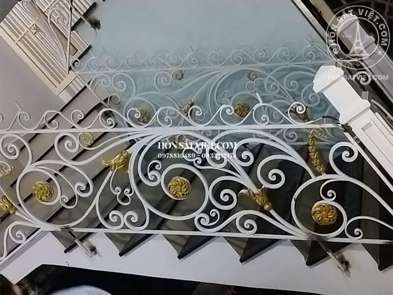 Lan can cầu thang khung hoa văn nghệ thuật sơn trắng