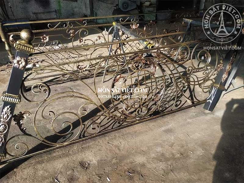 So sánh lan can cân đối với không gian cầu thang