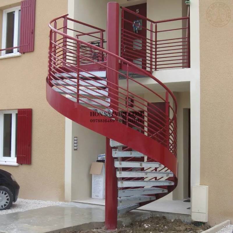 Thang sắt thoát hiểm ngoài trời tiết kiệm diện tích