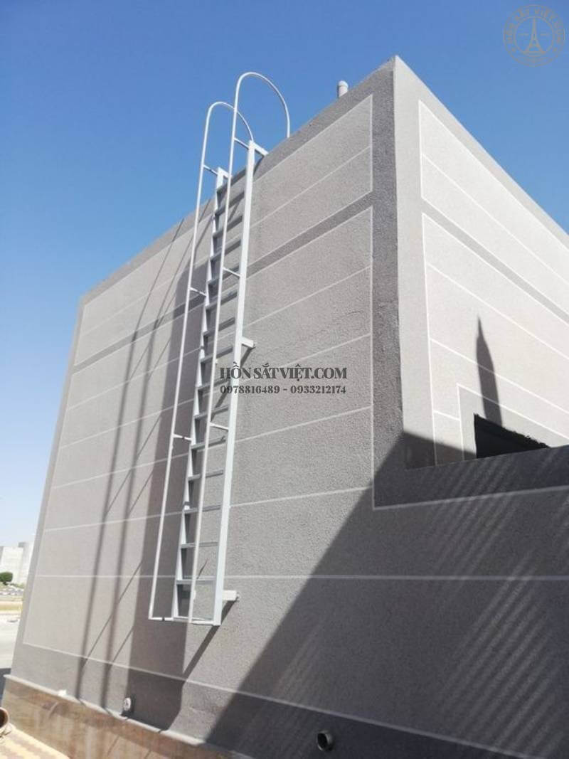 Mãu cầu thang thoát hiểm đơn giản hiện đại