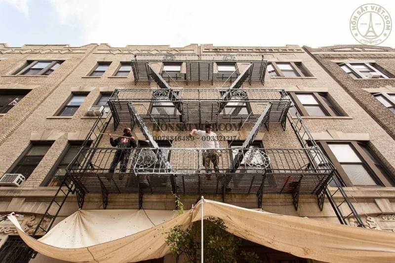 Mẫu thang ngoài trời phù hợp với nhà cao tầng