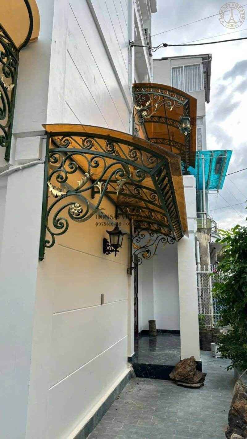 Chi tiết hoa văn uốn cong tinh xảo trên mái sắt nghệ thuật Chi tiết hoa văn uốn cong tinh xảo trên mái sắt nghệ thuật