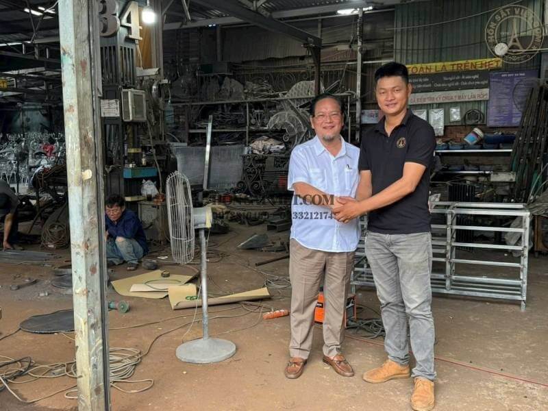 Khách hàng tham quan xưởng sản xuất Hồn Sắt Việt Khách hàng tham quan xưởng sản xuất Hồn Sắt Việt