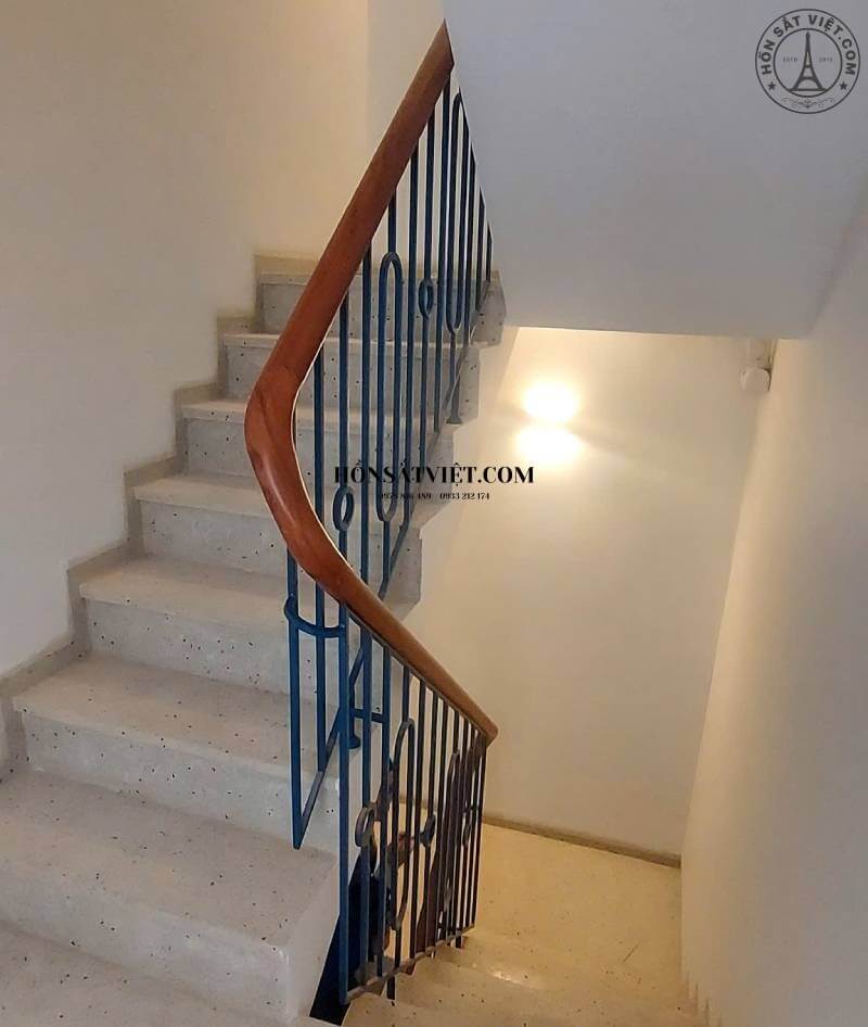 Cận cảnh chi tiết lan can cầu thang sắt đơn giản ở quận 1 Cận cảnh chi tiết lan can cầu thang sắt đơn giản ở quận 1