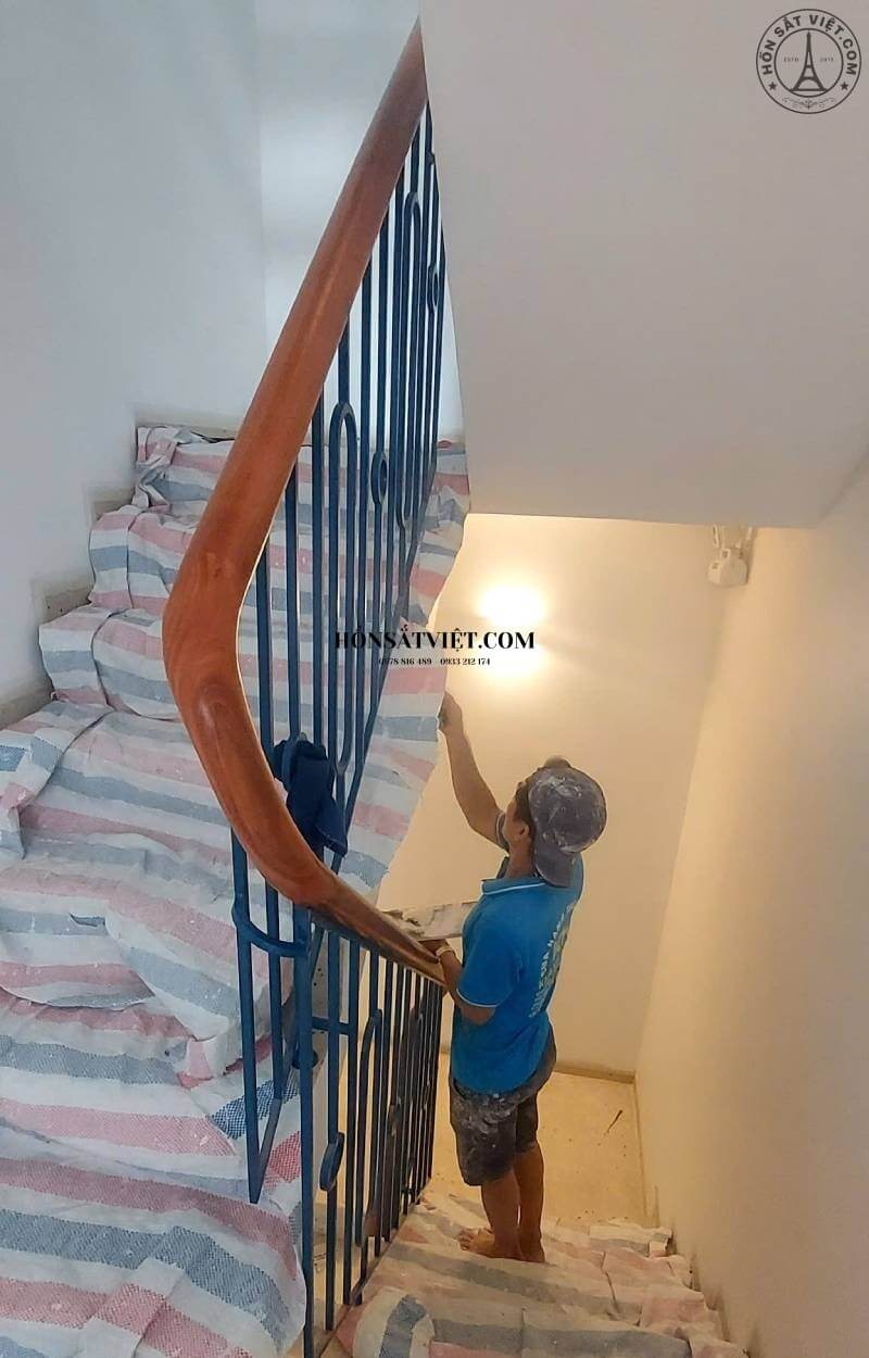 Cầu thang sắt đơn giản được lắp đặt hoàn chỉnh trong nhà phố quận 1 Cầu thang sắt đơn giản được lắp đặt hoàn chỉnh trong nhà phố quận 1