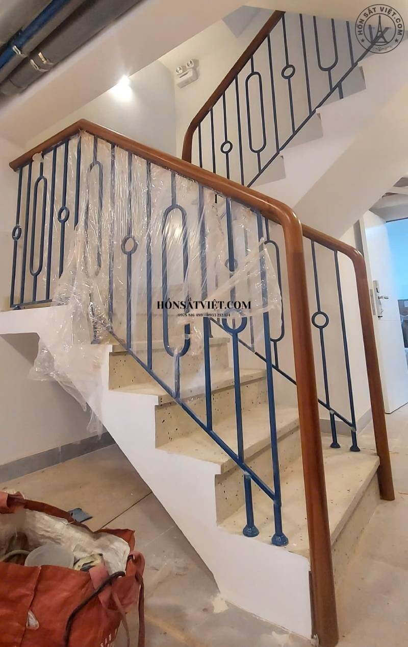 Hoàn thiện mẫu cầu thang sắt đơn giản tại quận 1 Hoàn thiện mẫu cầu thang sắt đơn giản tại quận 1