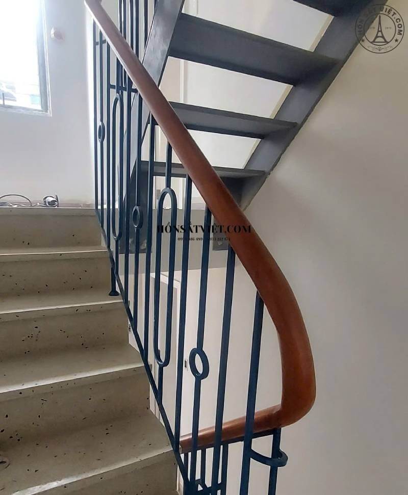 Cầu thang sắt đơn giản hoàn thiện tại quận 1 với thiết kế hiện đại Cầu thang sắt đơn giản hoàn thiện tại quận 1 với thiết kế hiện đại
