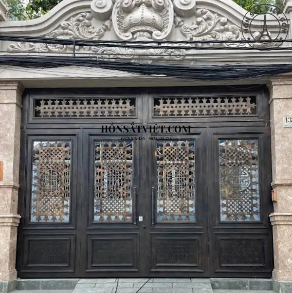 Cổng sắt mỹ thuật ARG4608 màu đen nhám, thiết kế mạnh mẽ và hiện đại Cổng sắt mỹ thuật ARG4608 màu đen nhám, thiết kế mạnh mẽ và hiện đại