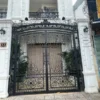 Cổng nhà hiện đại MG5315 hoa văn sắt nghệ thuật sang trọng
