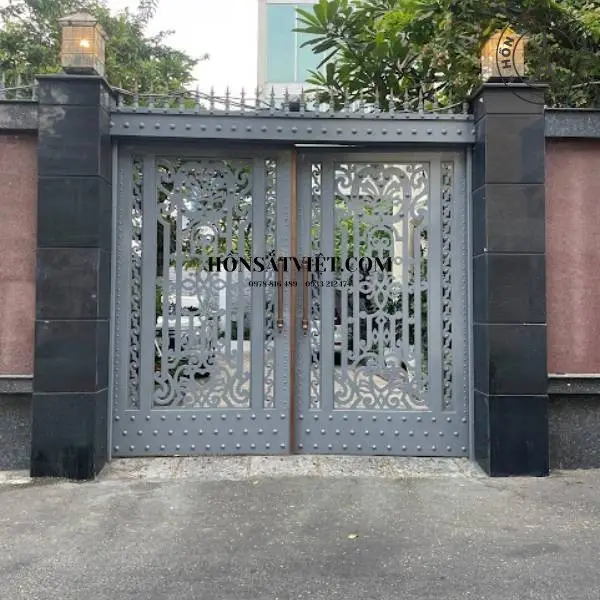 Cổng nhà hiện đại MG5317 màu xám độc đáo và ấn tượng Cổng nhà hiện đại MG5317 màu xám độc đáo và ấn tượng