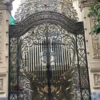 Cổng sắt mỹ thuật 2 cánh ARG2505 cổ điển với hoa văn tinh xảo và màu đen sang trọng