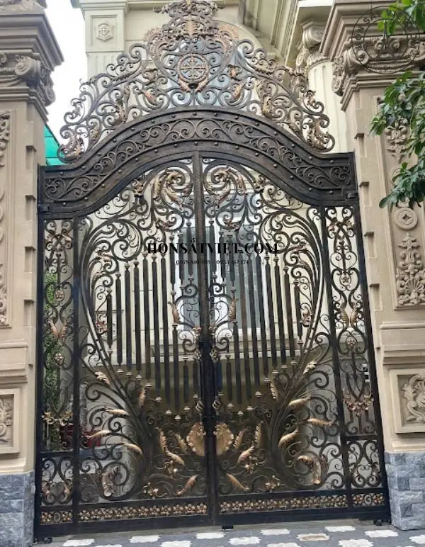 Cổng sắt mỹ thuật 2 cánh ARG2505 cổ điển với hoa văn tinh xảo và màu đen sang trọng Cổng sắt mỹ thuật 2 cánh ARG2505 cổ điển với hoa văn tinh xảo và màu đen sang trọng