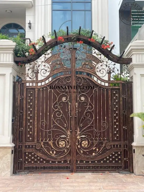 Cổng sắt mỹ thuật ARG2503 màu đồng, thiết kế đậm chất cổ điển Cổng sắt mỹ thuật ARG2503 màu đồng, thiết kế đậm chất cổ điển