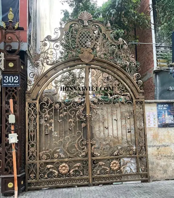 Cổng sắt mỹ thuật ARG2507 màu vàng đồng, thiết kế hoàng gia đẳng cấp Cổng sắt mỹ thuật ARG2507 màu vàng đồng, thiết kế hoàng gia đẳng cấp