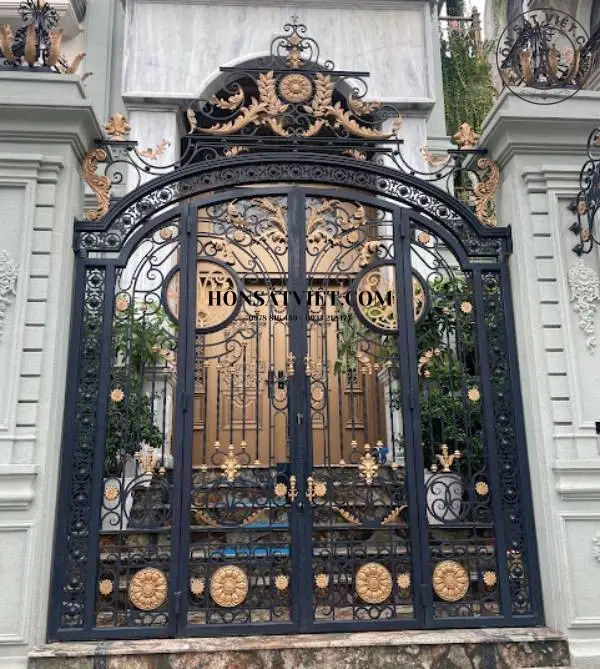 Cổng sắt mỹ thuật 4 cánh ARG4602 kiểu dáng hoàng gia với chi tiết chạm khắc cầu kỳ Cổng sắt mỹ thuật 4 cánh ARG4602 kiểu dáng hoàng gia với chi tiết chạm khắc cầu kỳ