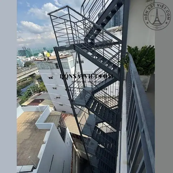 Cầu Thang Thoát Hiểm ES2007 Ngoài Trời Chắc Chắn Và Bền Bỉ Cầu Thang Thoát Hiểm ES2007 Ngoài Trời Chắc Chắn Và Bền Bỉ