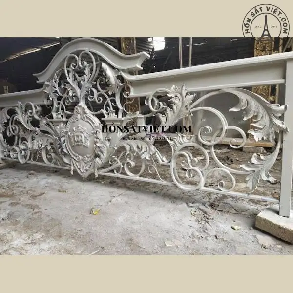 lan-can-ban-cong-sat-BR2809-hoa-van-sac-xao