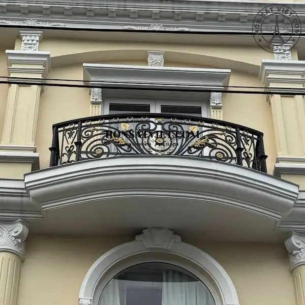 lan-can-ban-cong-sat-BR2815-hoa-tiet-dep