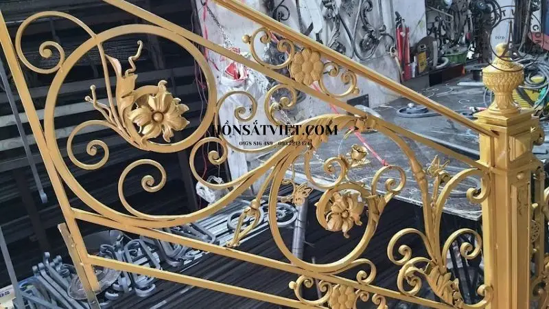 Lan can gác lửng cao cấp biệt thự tại HCM Màu vàng đồng nổi bật và thu hút