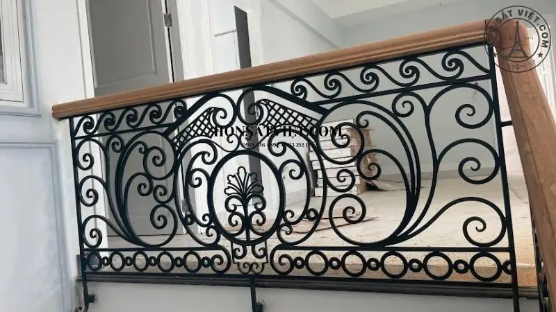 Tay vịn gỗ căm xe và lan can màu đen truyền thống