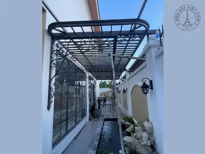 Mái sắt nghệ thuật hoa văn sang trọng, phong cách châu Âu