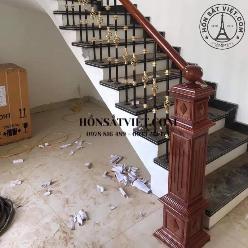 Mẫu trụ đề ba cầu thang gỗ gõ đỏ sang trọng và tinh tế