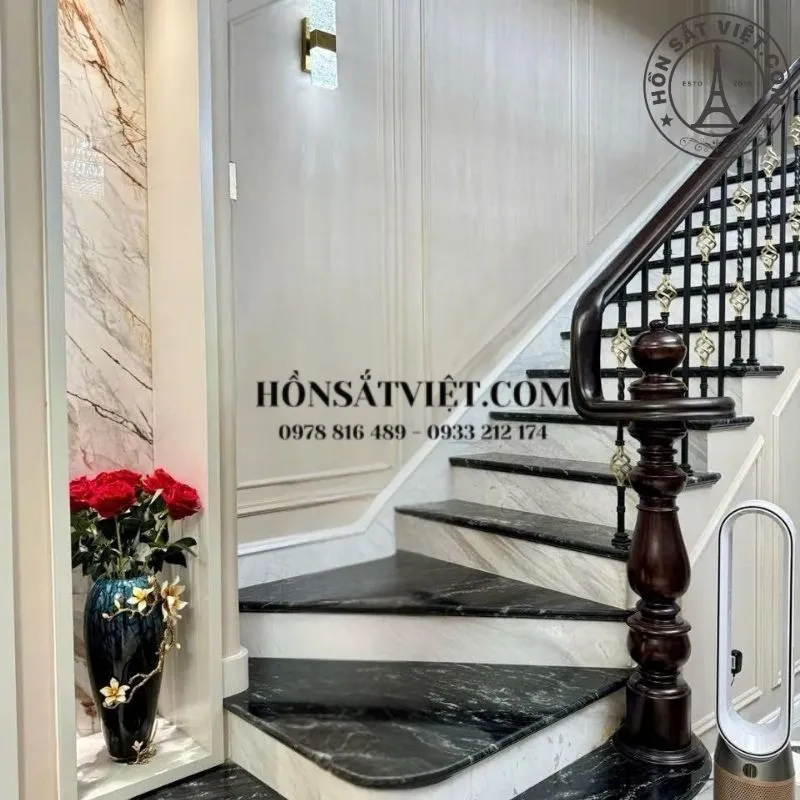 Trụ đề ba cầu thang gỗ tròn sang trọng