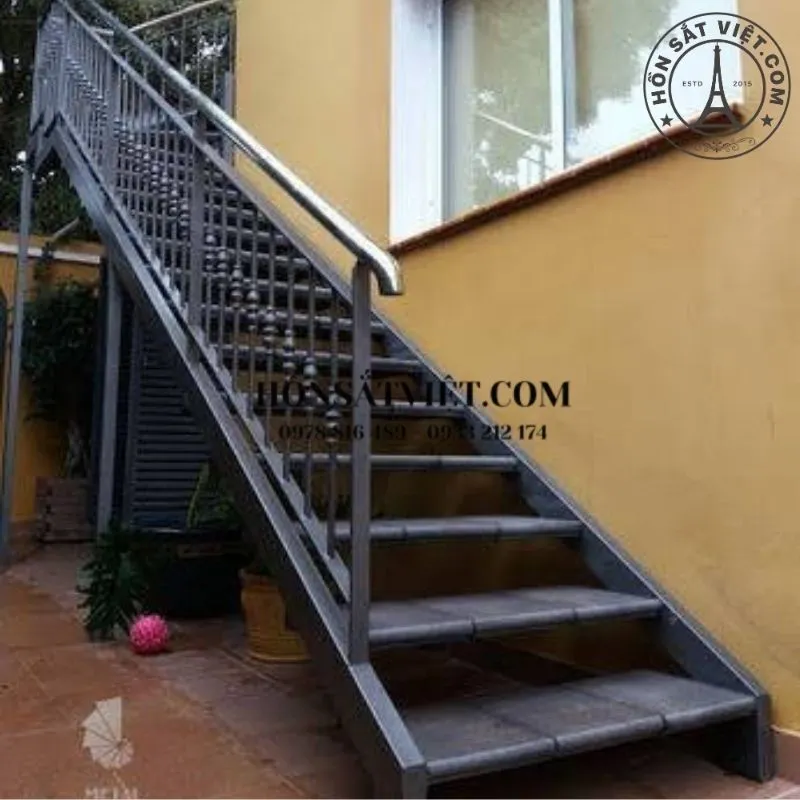 Mẫu cầu thang sắt đơn giản ngoài trời