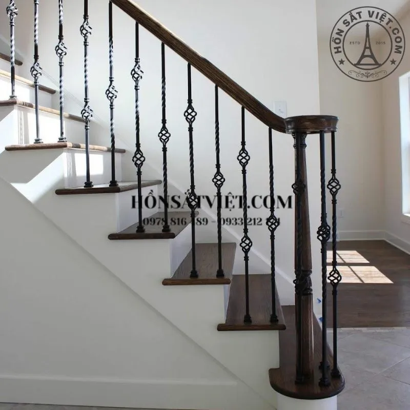 Trụ cái cầu thang với vẻ đẹp mộc mạc