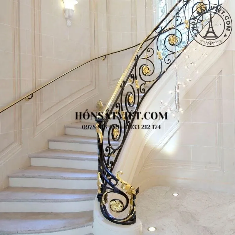 Điểm nhấn với các hoa văn màu vàng đồng nổi bât