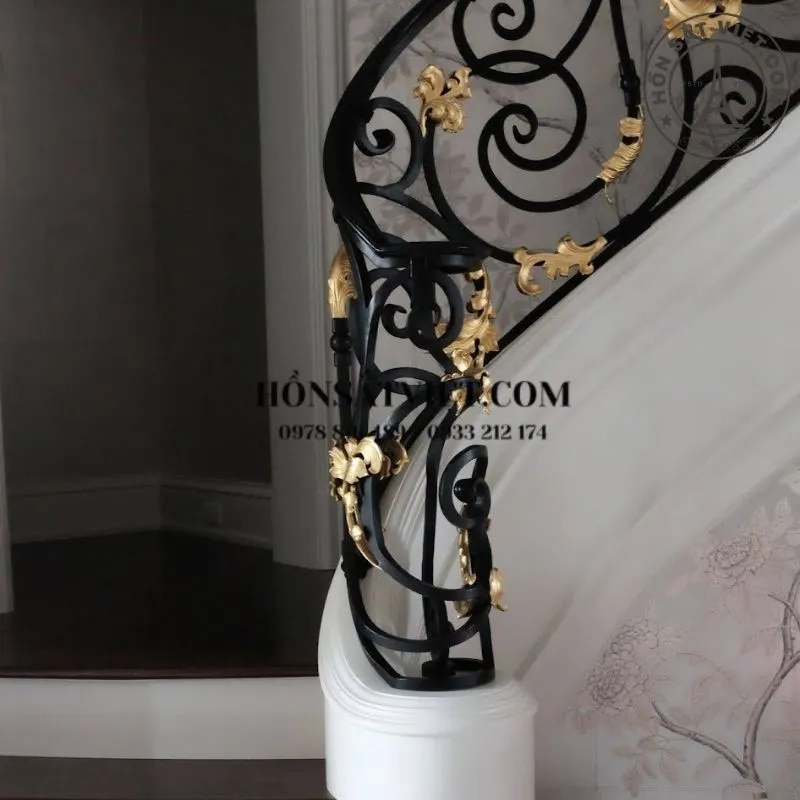 Hòa quyện hoa văn với lan can cầu thang