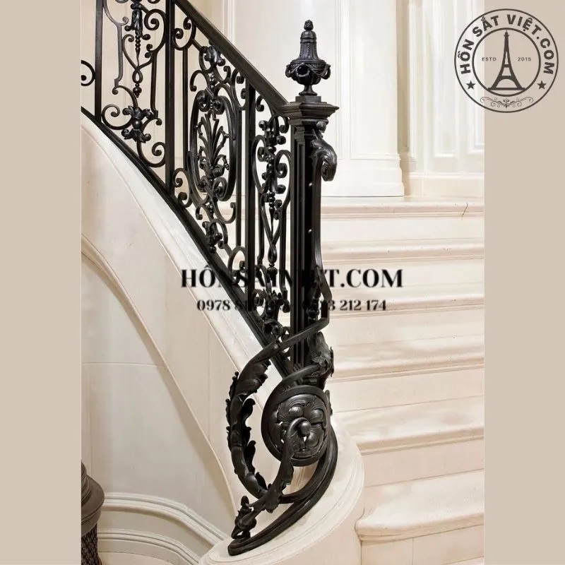 Trụ cái cầu thang điểm xuyến một vài hoa văn